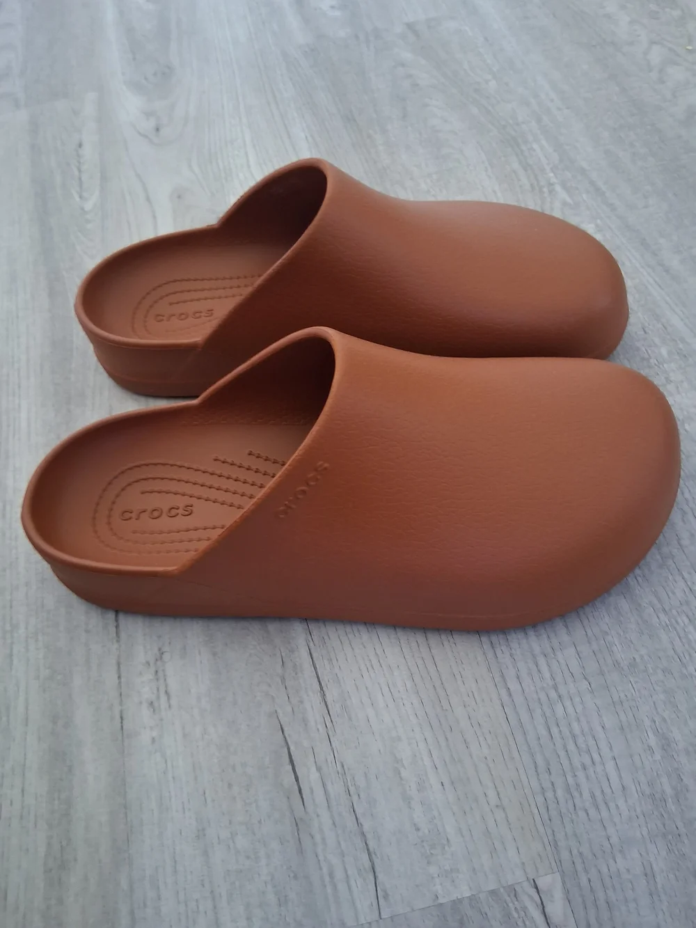 CROCS Dylan Cognac Brown Slip-On Clogs Women's Size 11 Men's Size 9 Waterproof